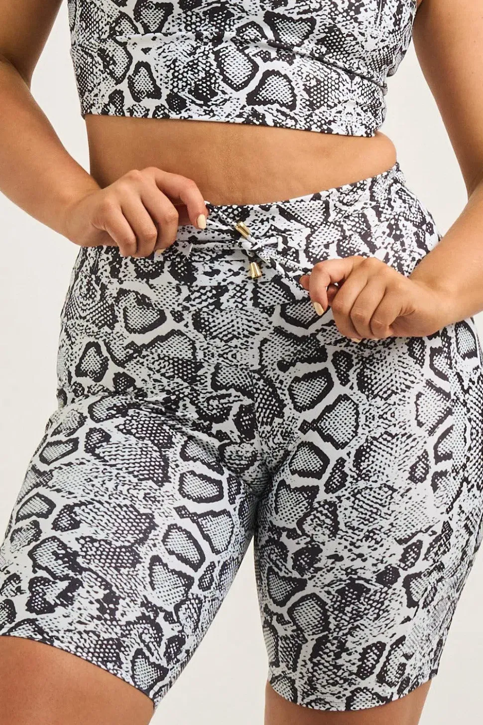 Medusa Mono Performance - Luxe Panel Pocket Drawstring Long Shorts